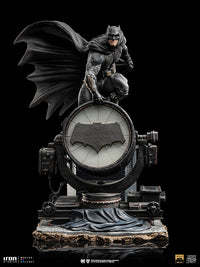 Batman On Batsignal Deluxe 1:10 Scale Statue