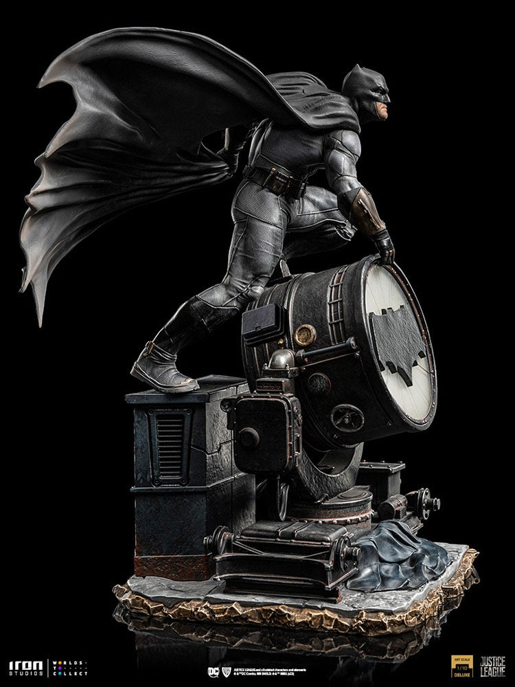 Batman On Batsignal Deluxe 1:10 Scale Statue