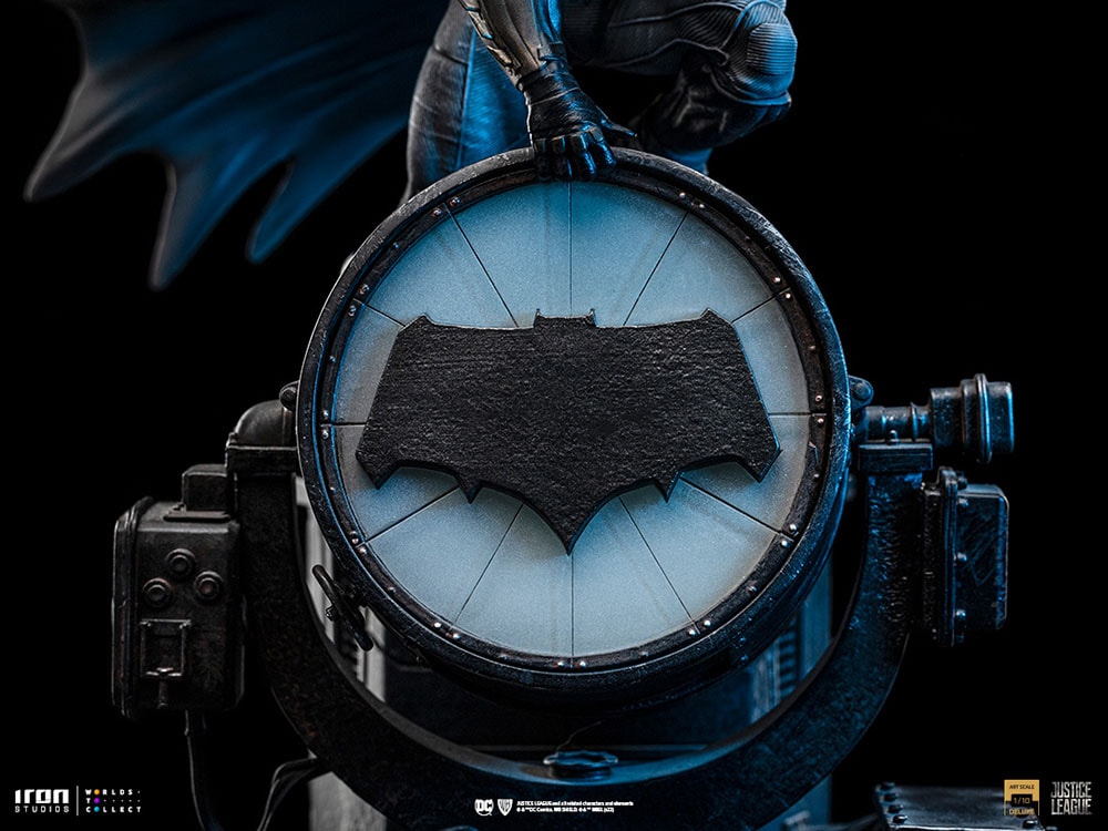 Batman On Batsignal Deluxe 1:10 Scale Statue