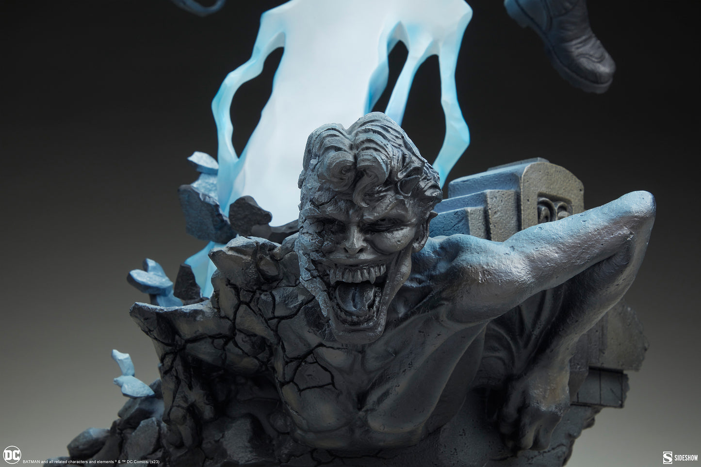 Batman The Dark Knight Returns Premium Format Figure