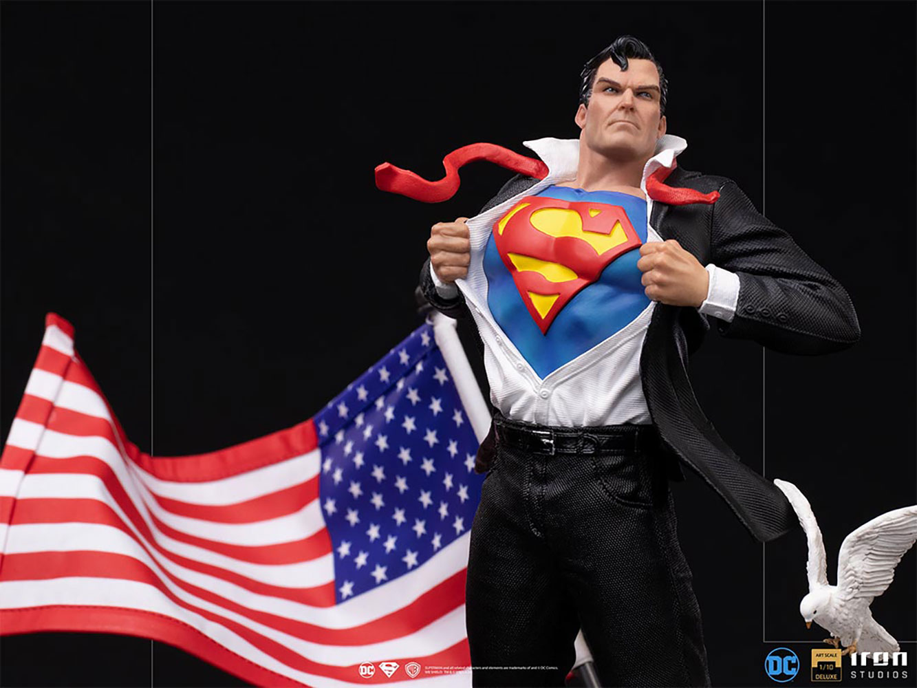 Clark Kent DLX 1:10 Statue